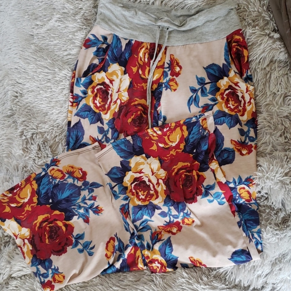 NWOT Floral Lounge Pants W/Pockets.